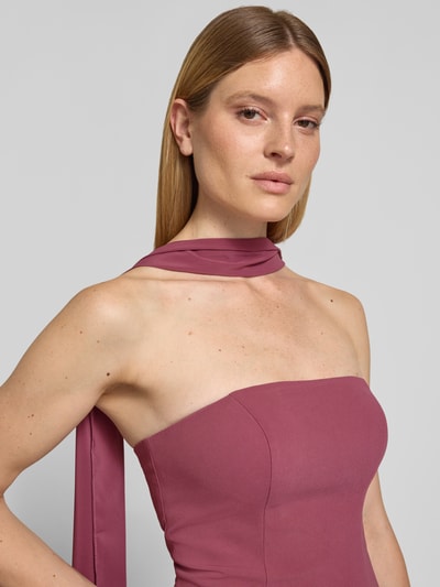 Frauenmodel trägt Cocktailkleid im Off-Shoulder-Look von Hey Kyla, Material-Mix mit Stretch-Anteil, Figurbetont, Nahaufnahme Oberkörper.