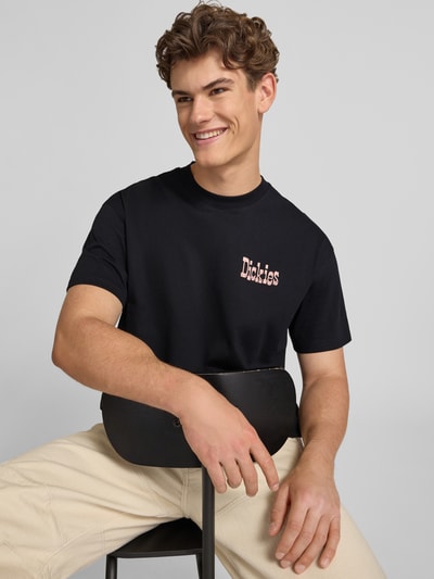 Männermodel trägt T-Shirt mit Label-Print von Dickies in Schwarz, Reine Baumwolle, Regular-Fit, Rundhalsausschnitt, Nahaufnahme Oberkörper.