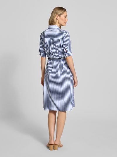 Modelka kobieca nosi Hemdblusenkleid mit Gürtel Modell 'Dominique2' von JOOP!, niebiesko-białe pionowe paski, bawełniany miks z dodatkiem stretchu, krój slim fit, długość midi, pasek, krótki rękaw, kent kołnierzyk, guziki, długość pleców w rozmiarze 36: 100 cm, szerokość w rozmiarze 36: 43 cm, długość rękawa w rozmiarze 36: 31 cm, widok całej sylwetki od tyłu