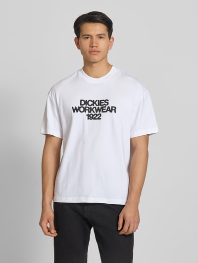 Männermodel trägt Herren T-Shirt mit Label-Print Modell 'TORREY' von Dickies in Weiß, Reine Baumwolle, Regular-Fit, Rundhalsausschnitt, Nahaufnahme Oberkörper.