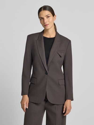Vrouwenmodel draagt Regular Fit Blazer met viscose van Cph Muse, elastische materiaalmix, reverskraag, borstzak, klepzak, regular fit, ruglengte maat S 72 cm, borstwijdte maat S 34 cm, mouwlengte maat S 63 cm, effen bruin, gladde textuur, ganzekörperansicht van voren.