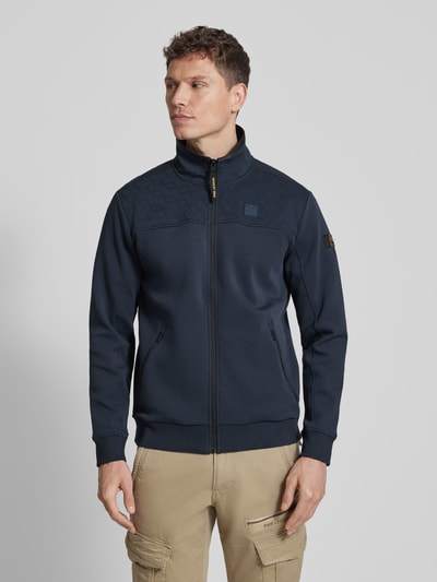 Männermodel trägt PME Legend Sweatjacke mit Reißverschluss in Dunkelblau, gerader Schnitt, Stehkragen, Ganzkörperansicht von vorne.