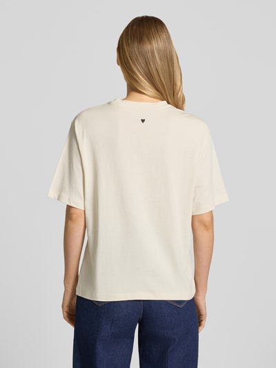 Kobiece model prezentuje damski t-shirt z bawełny o luźnym kroju, okrągły dekolt, rękaw o dł. 1/2, długość tyłu 55 cm, T-Shirt mit 1/2-Arm od Jake*s Casual, widok całej sylwetki z tyłu