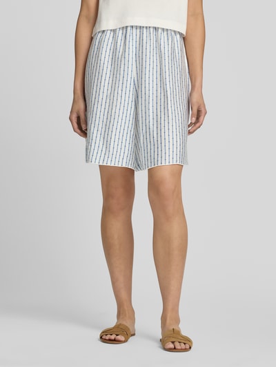 Vrouwenmodel draagt Shorts aus Lyocell-Mix mit elastischem Bund van American Vintage, regular fit, model 'ZIVOW', allover-look, elastische tailleband, wit met blauwe strepen, materiaal met gladde textuur, dames shorts, geheellichaamsaanzicht van voren.