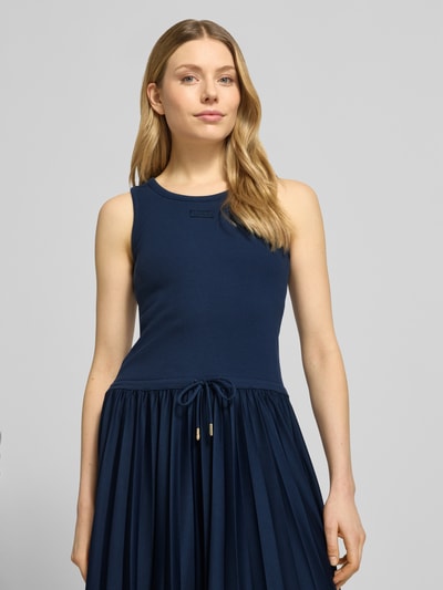 Vrouwenmodel draagt Regular fit Maxikleid met logo-patch model 'Tildy' van JOOP!, mouwloos, elastische katoenmix, plooilook, taillekoord, donkerblauw, getailleerd, detailopname bovenlichaam
