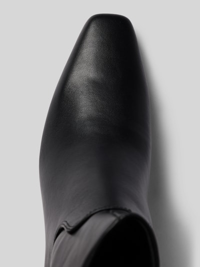 Produktfoto, Stiefeletten mit Pfennigabsatz Modell 'Davis' von Steve Madden voor dames, gladde zool, spitse vorm, zwarte kleur, context: glad leer, zijritssluiting, hakhoogte maat 40: 6 cm, schachthoogte maat 40: 15 cm, schachtbreedte maat 40: 12 cm
