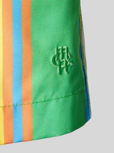Produktfoto, Badehose im Allover-Look mit elastischem Bund von MCNEAL für Herren, mehrfarbige vertikale Streifen, glatte Textur, Detailaufnahme.