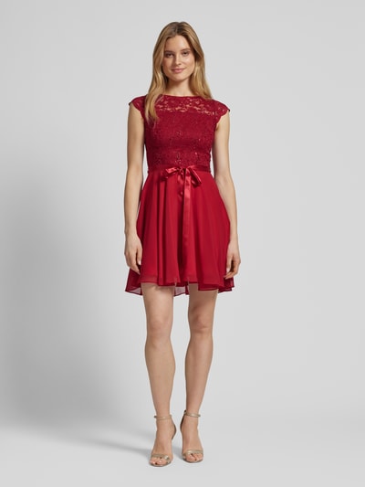 Swing Cocktailkleid mit Spitzenbesatz und Bindegürtel Rot 1