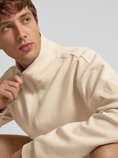 Männermodel trägt Regular Fit Sweatjacke mit Baumwoll-Anteil von adidas Sportswear in Optik: Unifarben, Nahaufnahme Oberkörper.