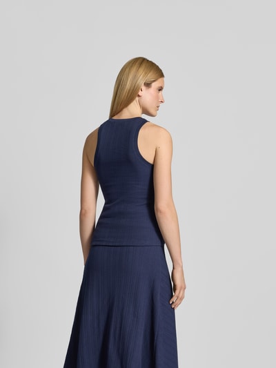 Frauenmodel trägt Slim Fit Top mit Rundhalsausschnitt von Victoria Beckham in Dunkelblau, Strukturmuster, ärmellos, Rückenansicht, Ganzkörperansicht Rückansicht.