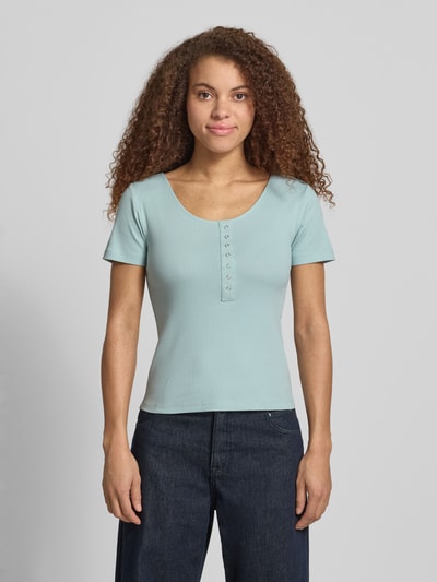 Frauenmodel trägt Slim Fit T-Shirt aus Baumwoll-Mix Modell 'SIMPLE' von Only in Optik: Unifarben, Knopf-Details, Ripp, U-Ausschnitt, Kurzarm, Ganzkörperansicht von vorne.