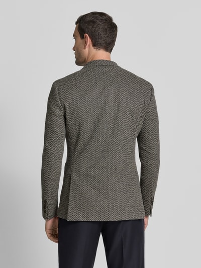 Männermodel trägt Slim Fit Sakko mit Reverskragen Modell 'Heazy' von JOOP! COLLECTION, Material-Mix mit Viskose-Anteil, Zweireiher, Aufgesetzte Taschen, Rückenlänge 75 cm, Schulterbreite 46 cm, Ärmellänge 68 cm; dezentes Zickzack-Muster in Beige und Schwarz, strukturierte Oberfläche, Ganzkörperansicht Rückansicht.
