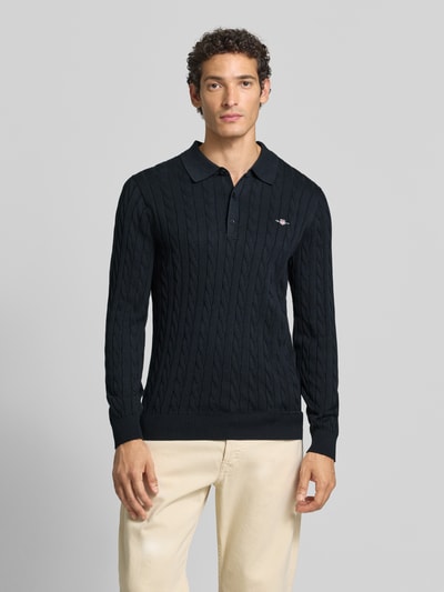 Männermodel trägt Regular Fit Pullover aus reiner Baumwolle von GANT in Dunkelblau, strukturierte Oberfläche, Ganzkörperansicht von vorne
