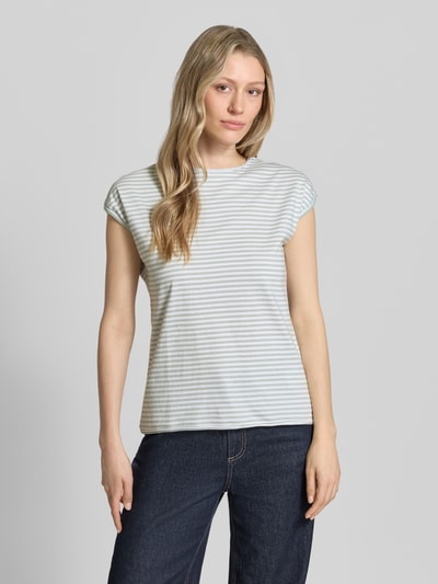 Frauenmodel trägt T-Shirt mit Rundhalsausschnitt von Christian Berg Woman in Weiß mit blauen Streifen, Reine Baumwolle, Regular-Fit, Rollsaum, Rückenlänge 55 cm bei Größe S, Ganzkörperansicht von vorne.