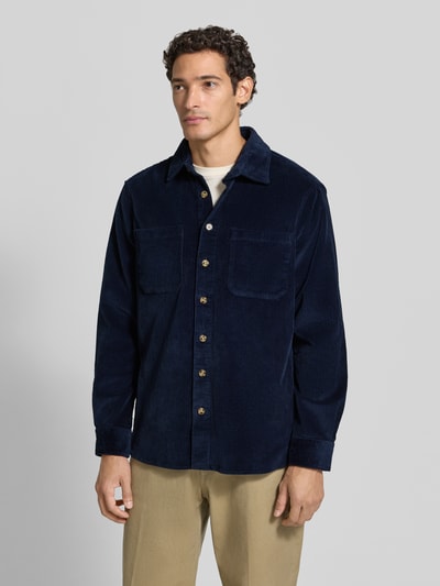 Männermodel trägt Regular Fit Hemdjacke aus Cord mit Kentkragen von Christian Berg Men in Dunkelblau, strukturierte Oberfläche, Ganzkörperansicht von vorne. Reine Baumwolle, Brusttaschen, Rückenlänge 77 cm, Schulterbreite 49 cm, Ärmellänge 65 cm.