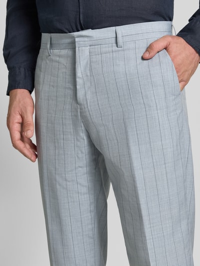 Männermodel trägt Straight Fit Hose mit Leinen-Anteil Modell 'Wesley' von Matinique, helles Grau, feine Streifen, Nahaufnahme Oberkörper. Baumwoll-Mix, Bügelfalten, Gesäßtaschen, Haken- und Reißverschluss, Bundweite 46 cm, Innenbeinlänge 79 cm.