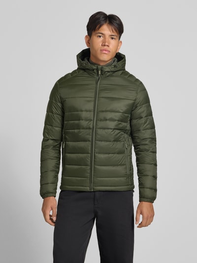 Męski model nosi Regular Fit kurtkę w stylu z efektem pikowania Model 'KINGSLEY' od JACK & JONES, kaptur, zamek błyskawiczny, wpuszczane kieszenie, długość tyłu w rozmiarze M: 70 cm, szerokość ramion w rozmiarze M: 45 cm, szerokość klatki piersiowej w rozmiarze M: 52 cm, długość rękawów w rozmiarze M: 67 cm, ciemnozielony kolor, materiał gładki, całkowity widok z przodu.
