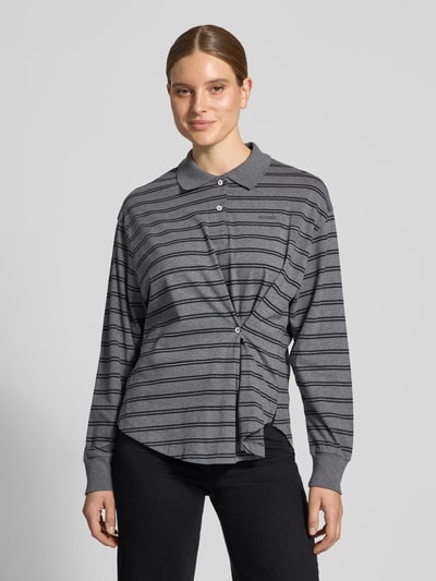Vrouwenmodel draagt relaxed fit poloshirt uit puur katoen van closed, logoprint, plooien, lang mouwdesign, ruglengte maat S 68 cm, volledige lichaamsvoorzijde.