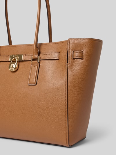 Produktfoto, torebka z uchwytem model 'HAMILTON' od MICHAEL Michael Kors, naturalna skóra, detal z logo, główna przegroda z zamkiem błyskawicznym, przegródka wewnętrzna z zamkiem błyskawicznym, szerokość 52 cm, długość 32 cm, głębokość 15 cm, pasek na ramię 67 cm.