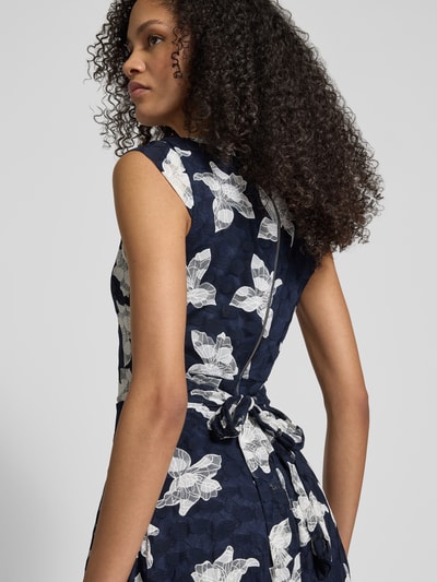 Männermodel trägt Minikleid im Allover-Look mit Rundhalsausschnitt von Apricot, granatowa i biała, materiał z domieszką stretchu, A-linia, Szerokość w rozmiarze S: 40 cm, długość tyłu: 88 cm. Ganzkörperansicht Rückansicht.