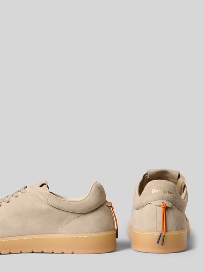 Productfoto, Sneaker aus echtem Leder mit Logo-Detail van Barracuda in beige met leren detail, afgeronde pasvorm, vetersluiting, hakhoogte maat 44: 3 cm, schachthoogte maat 44: 8 cm, schachtbreedte maat 44: 10 cm, beige kleur, rubberen zool, tong en hak met oranje en blauwe veterdetail.
