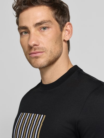Männermodel trägt Regular Fit T-Shirt aus reiner Baumwolle Modell 'C-THOMPSON 41' von BOSS, unifarben, Label Stitching, Nahaufnahme Oberkörper.