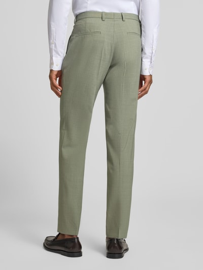 Męski model nosi Straight Fit Stoffhose aus Schurwoll-Mix Modell 'Paco' od CG - Club of Gents, zielony kolor, widok całej sylwetki od tyłu. Szerokość w rozmiarze 50: 44 cm, długość nogawki: 79 cm, elastyczna mieszanka wełny, kieszenie z tyłu i z przodu, zapinane na guzik i zamek.