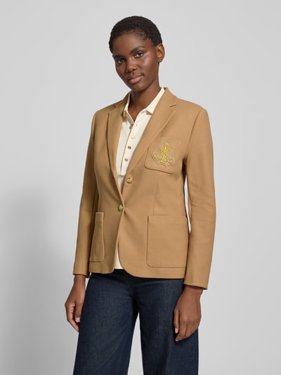 Frauenmodel trägt Blazer mit Reverskragen von Lauren Ralph Lauren in Camel, körpernahe Passform, Baumwoll-Elasthan-Mix, Nahaufnahme Oberkörper.