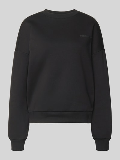 Produktfoto, schwarzer Basic Sweater mit Rundhalsausschnitt und Bündchen am Ärmel von Review, Oversized, gerippte Abschlüsse, Logo-Stickerei.