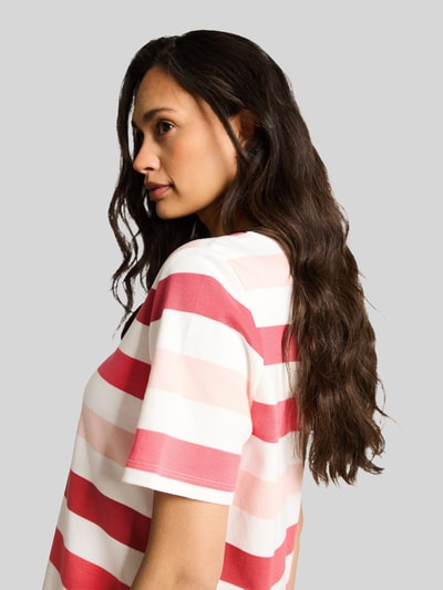 Kobiece modelka nosi Relaxed Fit T-Shirt aus reiner Baumwolle von Tom Tailor, wzór w paski, jersey, czerwono-biała kolorystyka, zbliżenie na górną część ciała