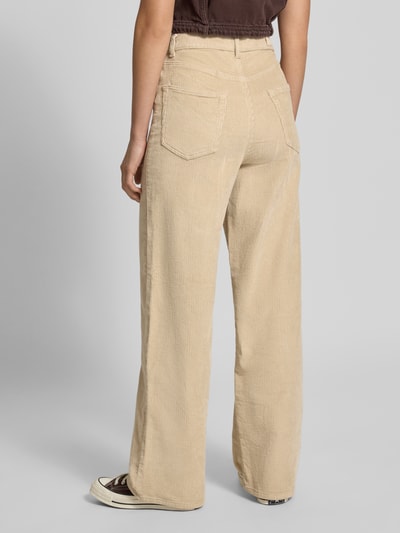 Vrouwenmodel draagt beige corduroy broek van katoenmix Wide Leg Cordhose aus Baumwoll-Mix model 'HOPE' van ONLY, Ganzlichaamsaanzicht achterkant, Dames corduroy broek van ONLY