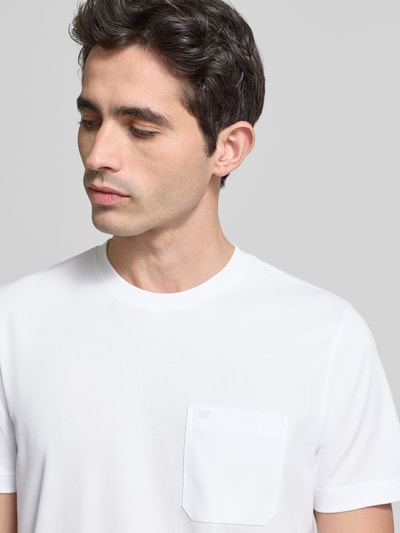 Männermodel trägt T-Shirt mit Rundhalsausschnitt und Brusttasche von Christian Berg Men, weiß, Material-Mix, Nahaufnahme Oberkörper. Herren T-Shirt, Regular-Fit, Rückenlänge bei Größe M 72 cm.