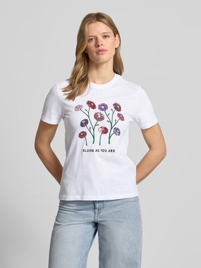 Frauenmodel trägt Damen T-Shirt von Only, Slim Fit, Optik: Unifarben, Motiv-Print mit Pailletten, Rundhals, Kurzarm, Jersey aus reiner Baumwolle, Ganzkörperansicht von vorne. Modell 'KITA'.