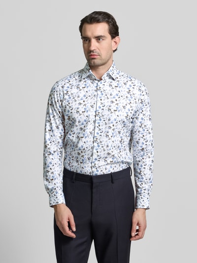 Männermodel trägt Regular Fit Business Hemd aus katoen met Kentkraag van Christian Berg Men, met bloemenprint, voorkant volledig zichtbaar, Ganzkörperansicht von vorne.