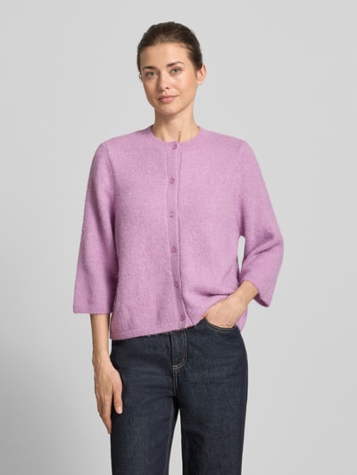 Frauenmodel trägt Cardigan mit Rundhalsausschnitt und 3/4-Arm von Zero, fliederfarben, Material-Mix, Gerader-Schnitt, Knopfleiste, Ganzkörperansicht von vorne.