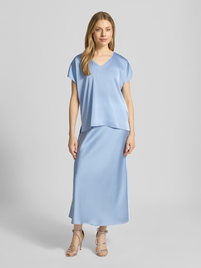 Vrouwenmodel draagt Satinrock met elastische band van V by Vera Mont, satijn, rechte fit, midirok, lichtblauw, totaalvooraanzicht.