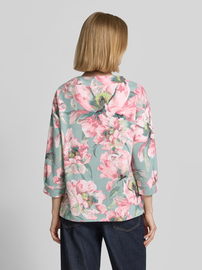 Frauenmodel trägt Sweatshirt mit 3/4-Arm und Kordelzug von Betty Barclay, florales Muster in Rosa und Grün, Ganzkörperansicht Rückansicht.
