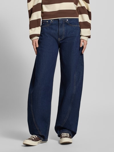Vrouwenmodel draagt Loose Fit Jeans uit katoenmix van Tommy Jeans in donkerblauw denim met 5-pocket-design, vooraanzicht tot knieën.