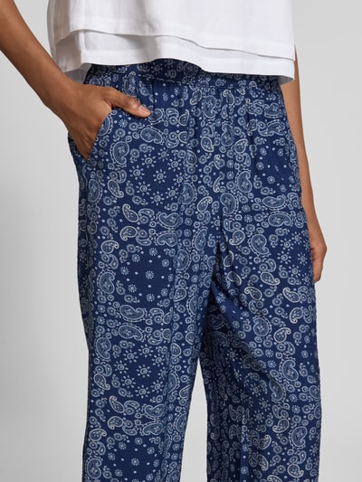 Frauenmodel trägt Relaxed Fit Culotte aus Viskose-Mix von s.Oliver RED LABEL in Dunkelblau mit weißem Paisley-Muster, Nahaufnahme Oberkörper. Damen Culotte von s.Oliver RED LABEL