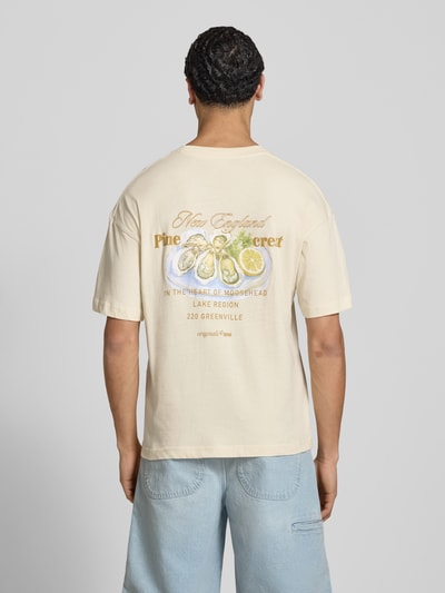 Männermodel trägt T-Shirt mit Rundhalsausschnitt von Jack & Jones aus Reine Baumwolle, Regular-Fit, Print, Rückenlänge 70 cm, Ganzkörperansicht Rückansicht.