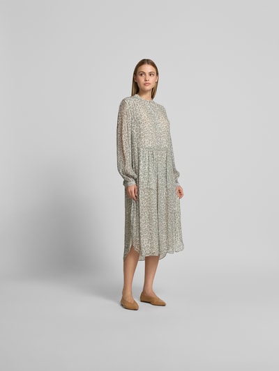 Frauenmodel trägt Midikleid mit Allover-Animal-Print von Lala Berlin aus semitransparenter Viskose, relaxed Fit, Knopfleiste, Ganzkörperansicht von vorne.