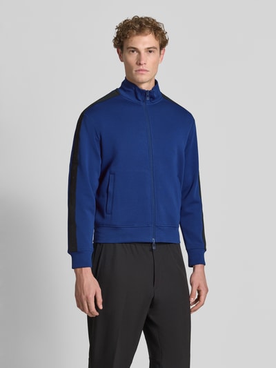 Männermodel trägt Regular Fit Sweatjacke aus Baumwoll-Mix Modell 'Felpa' von Armani Exchange in Blau mit Stehkragen und Zweiwege-Reißverschluss, Vorderansicht, Ganzkörperansicht von vorne.