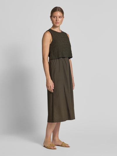 Frauenmodel trägt Midikleid im 2-in-1-Look Modell 'Wipella' von OPUS aus reiner Baumwolle in Khaki, A-Linie, Ganzkörperansicht von vorne.
