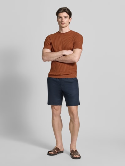 Mężczyzna nosi T-Shirt aus Viskose-Mix in Ripp-Optik von Antony Morato, kolor rdzawy, krój slim fit, okrągły dekolt, długość tyłu w rozmiarze M: 65 cm, widok całej sylwetki z przodu.