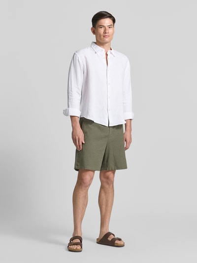Männermodel trägt Regular Fit Leinenhemd mit Kentkragen von GAP in Weiß, strukturierte Oberfläche, Knopfleiste, Ganzkörperansicht von vorne, Rückenlänge bei Größe M 71 cm, Schulterbreite 49 cm, Ärmellänge 64 cm, reines Leinen.