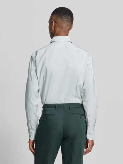 Männermodel trägt Slim Fit Businesshemd aus Stretch-Twill Modell 'P-HANK-KENT-C1-222' von BOSS, Optik: Unifarben, Ganzkörperansicht Rückansicht.