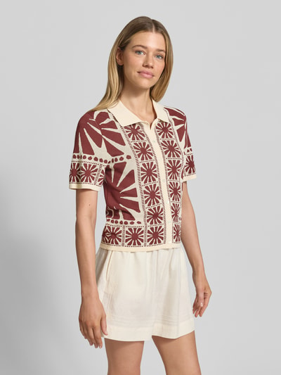 Frauenmodel trägt Strickshirt mit Umlegekragen Modell 'GABERA' von SUNCOO PARIS, Viskose-Mix, Regular-Fit, Knopfverschluss, Ganzkörperansicht von vorne.