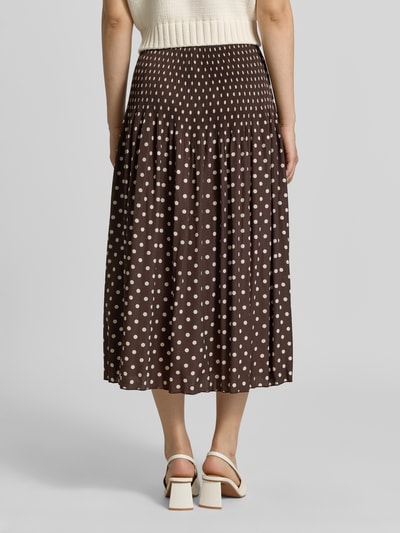 Vrouwenmodel draagt Ausgestellter Maxi-Rock met Allover-Muster model 'Ribane doty' van OPUS, bruin met witte stippen, Dames maxirok, volledige achteraanzicht