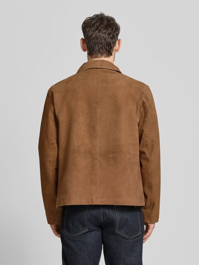 Männermodel trägt Jacke mit Zweiwege-Reißverschluss und Kentkragen von Fynch-Hatton in Braun, Reine Baumwolle, Gerader-Schnitt, Ganzkörperansicht Rückansicht. Rückenlänge 66 cm, Schulterbreite 41 cm, Brustweite 46 cm, Ärmellänge 67 cm, Label-Detail.
