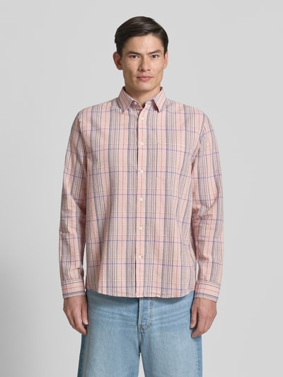 Männermodel trägt Relaxed Fit Freizeithemd aus reiner Baumwolle von Armedangels, Optik: mehrfarbig, Gitterkaro, Nahaufnahme Oberkörper.